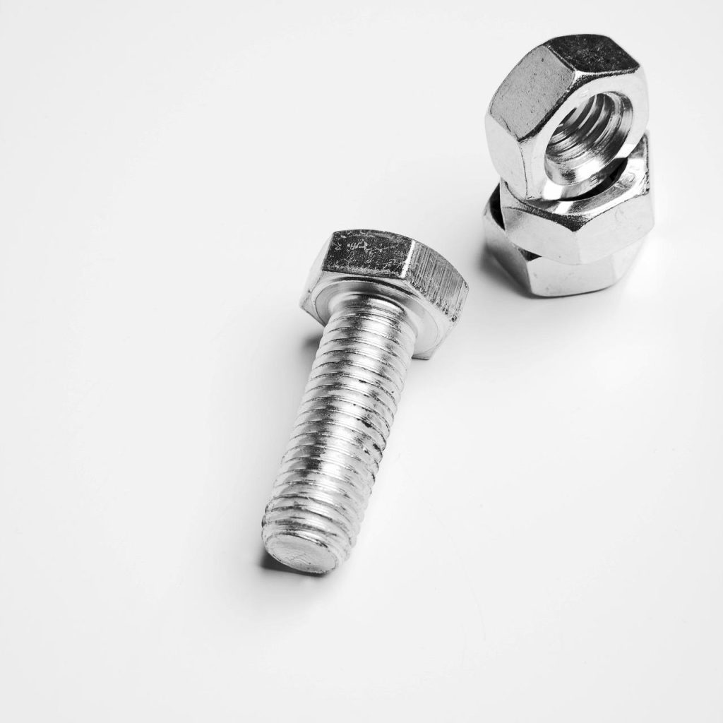 Inslagmoeren met externe en inwendige draad voor bevestiging in diverse materialen