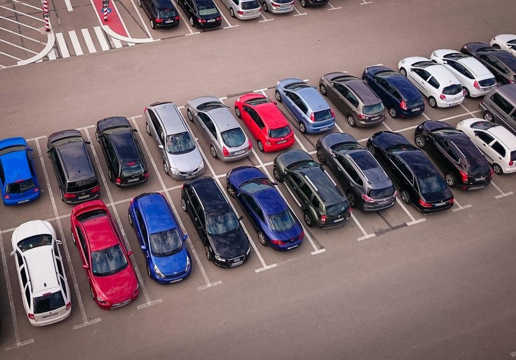 Parkeergarage in Amsterdam centrum met beveiligde parkeerplekken en oplaadstations voor elektrische auto's