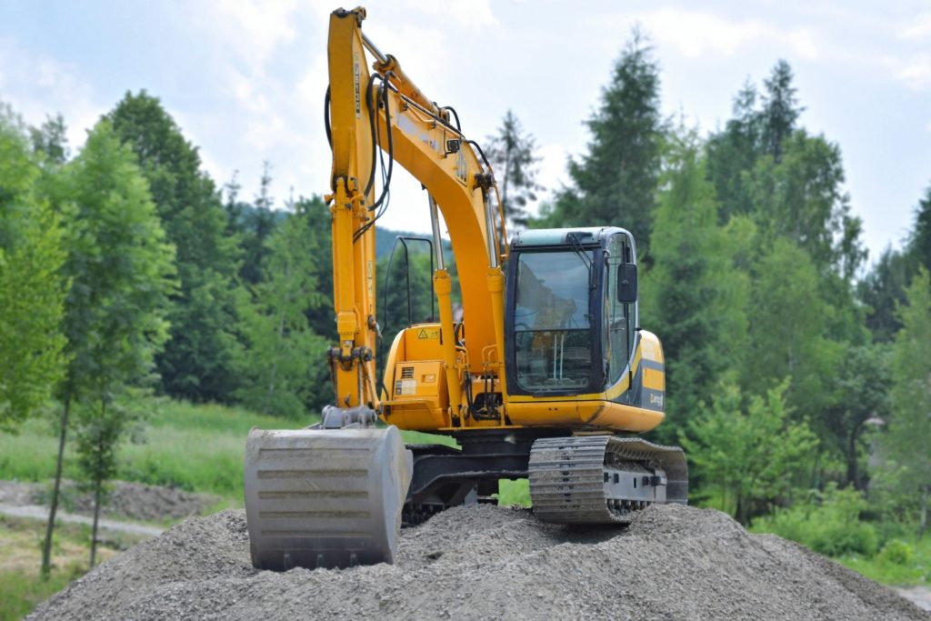 Graafmachine op bouwplaats nieuwbouwproject met hydraulische pompen
