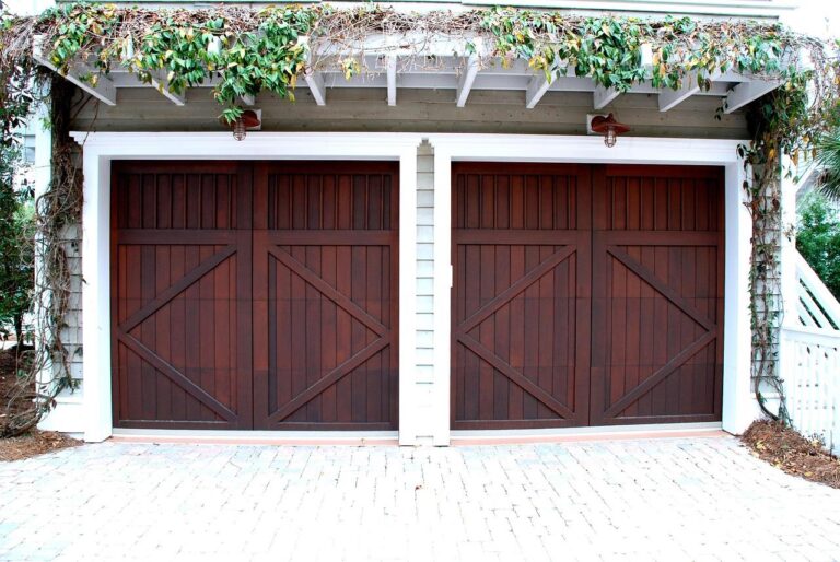 Moderne duurzame garagedeur in Ede met sectionaal design, combineert veiligheid, isolatie en esthetische waarde voor uw wonin